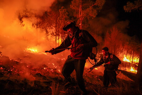 En Argentina, bomberos batallan contra el fuego en la provincia de Córdoba