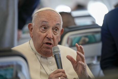 El Papa en conferencia de prensa a bordo del avión papal