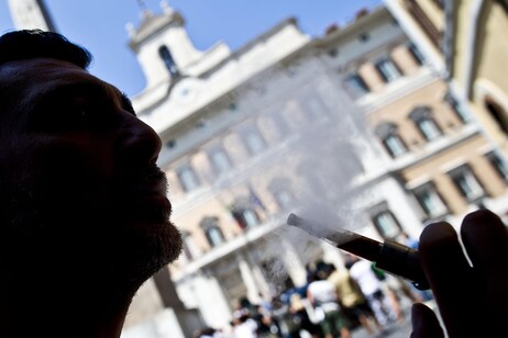 Milán sin humo, prohíbe fumar al aire libre