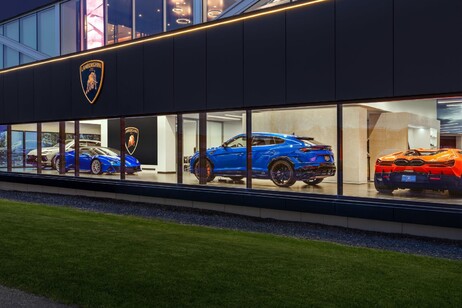 Lamborghini aggiorna lo showroom di Calgary