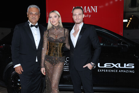 Ali Haydar Bozkurt, Hadise e Kerem Bürsin sul red carpet de 'Stranger Eyes'