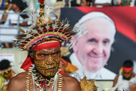 Una bandera con la imagen de Francisco en Papúa Nueva Guinea