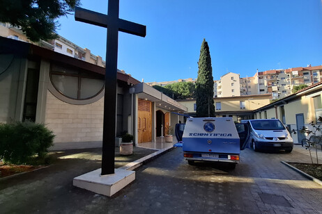 Neonato trovato morto in una culla termica chiesa a Bari