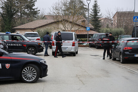 Carabinieri davanti all'abitazione in una frazione di Gualdo Tadino