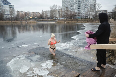 La celebración de Epifanía en Kiev, en agua helada y en guerra.