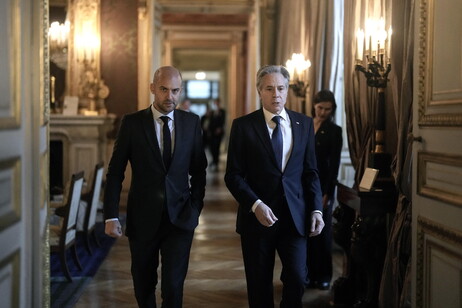 Blinken junto al canciller francés Barrot en Paris.