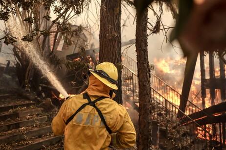 El fuego avanza en Los Angeles, Hollywood se paraliza