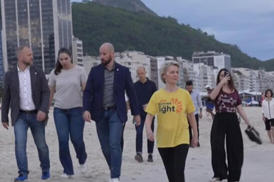 Ursula von der Leyen caminha na praia de Copacabana