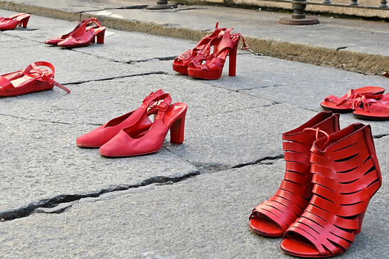 Scarpe rosse contro la violenza sulle donne