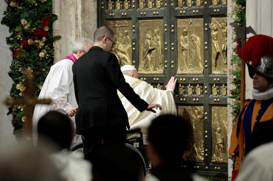 Papa Francesco apre la Porta Santa, al via il Giubileo