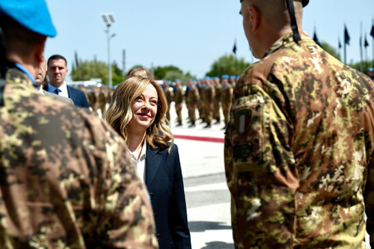 Meloni durante visita a tropas italianas no sul do Líbano, em março de 2024