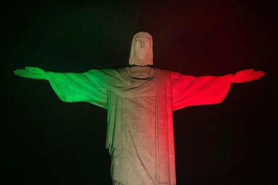 Cristo foi iluminado com as cores da bandeira italiana (Foto: Reprodução/Instagram)
