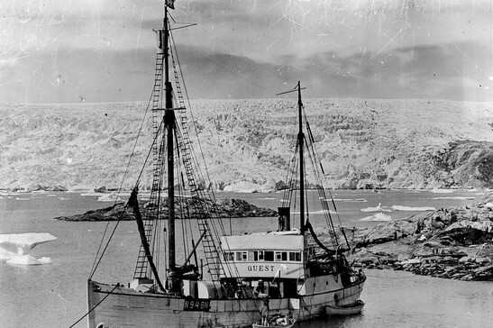 La nave Quest ancorata in Groenlandia nel 1930 (fonte: Royal Canadian Geographical Society, Facebook)
