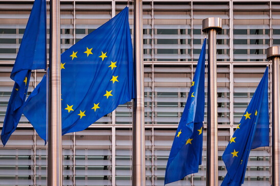 Ue, bandiere davanti alla sede della Commissione europea