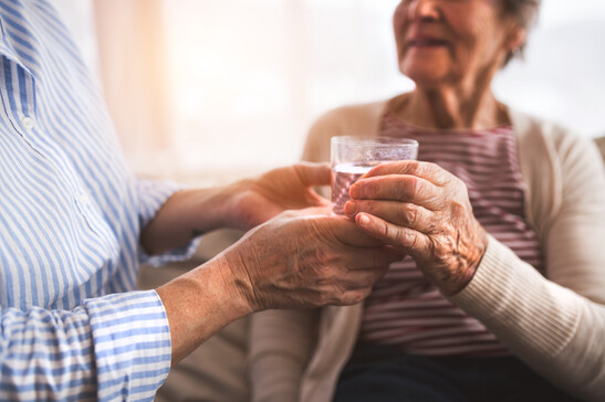 Gli anziani non bevono abbastanza acqua. Attestazione:Halfpoint - iStock