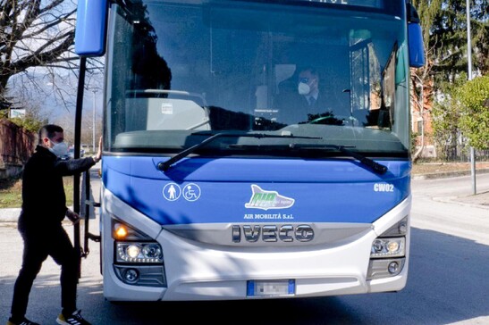 Jovens estavam dentro de ônibus na província de Avellino