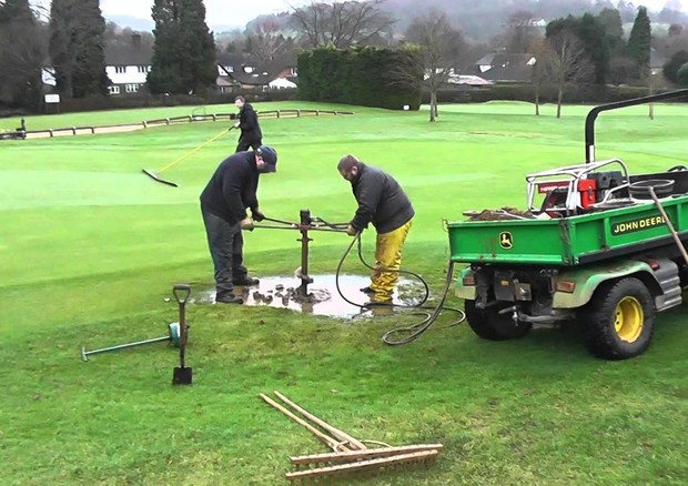 Greenkeepers al lavoro (foto: ANSA)