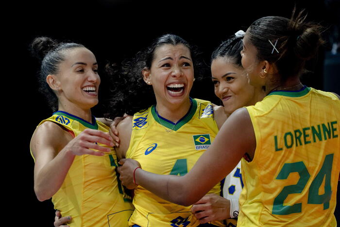 Seleção brasileira feminina de vôlei vence Itália e vai à final do mundial