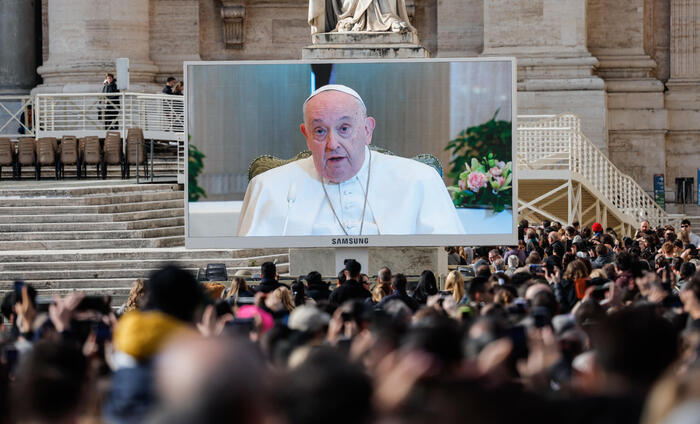 Papa Francisco diz que está com bronquite aguda infecciosa e pede orações