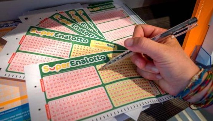 Sem-teto italiano ganha na loteria, mas quase é impedido de retirar bolada