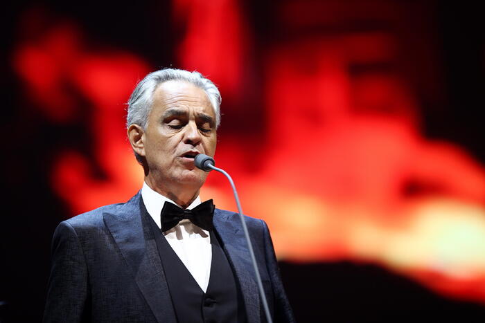 Andrea Bocelli canta en varios idiomas!