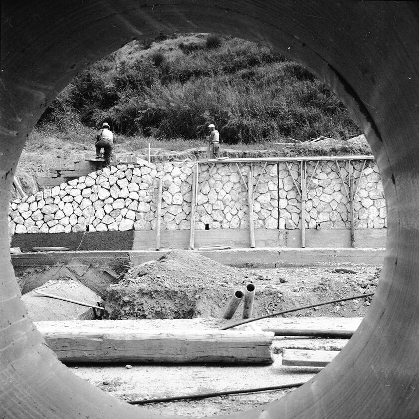 Lavori in corso sull'autostrada del Sole nel tratto Roma - Magliano Sabina, 13 settembre  1961. Il casello di Magliano. ANSA