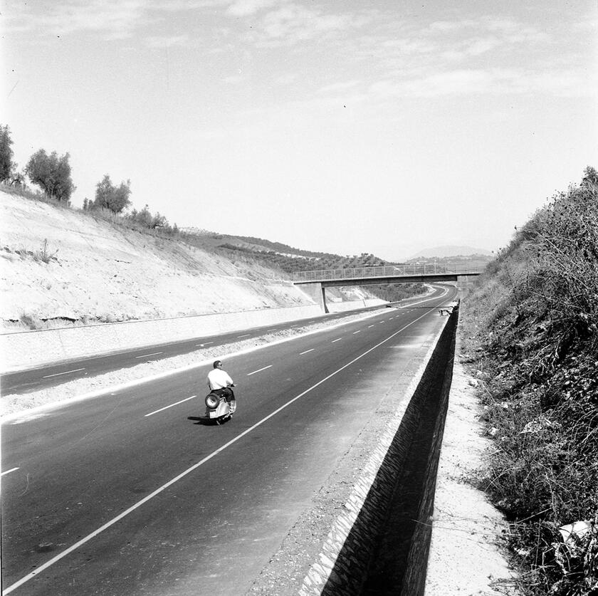 Lavori in corso sull'autostrada del Sole nel tratto Roma-Magliano Sabina, 13 settembre 1961. ANSA