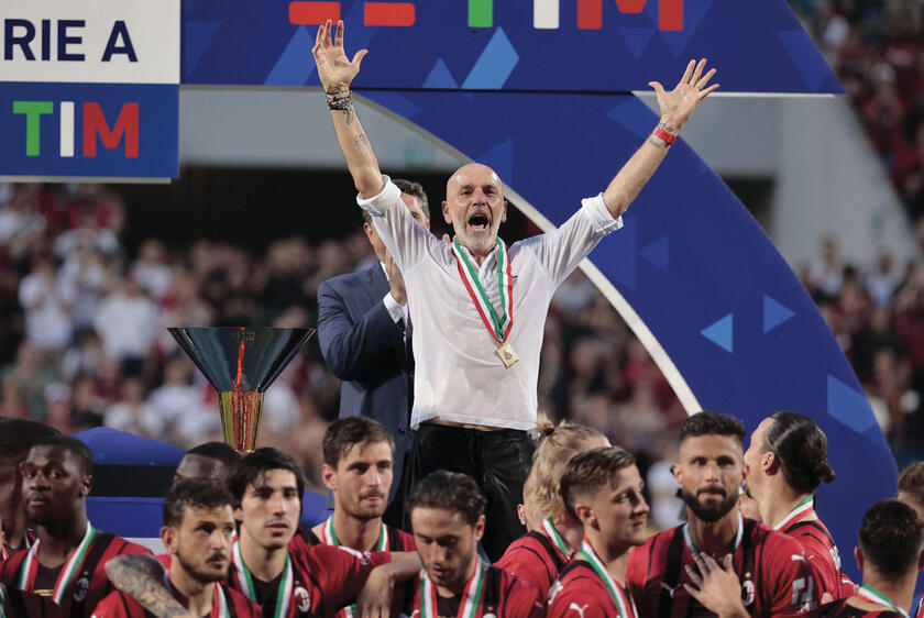 Stefano Pioli comemora título de Campeonato Italiano com o Milan