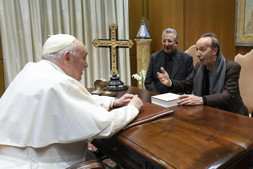 Benigni entregou ao Papa um conjunto de DVDs de seu novo show sobre a vida de São Francisco de Assis