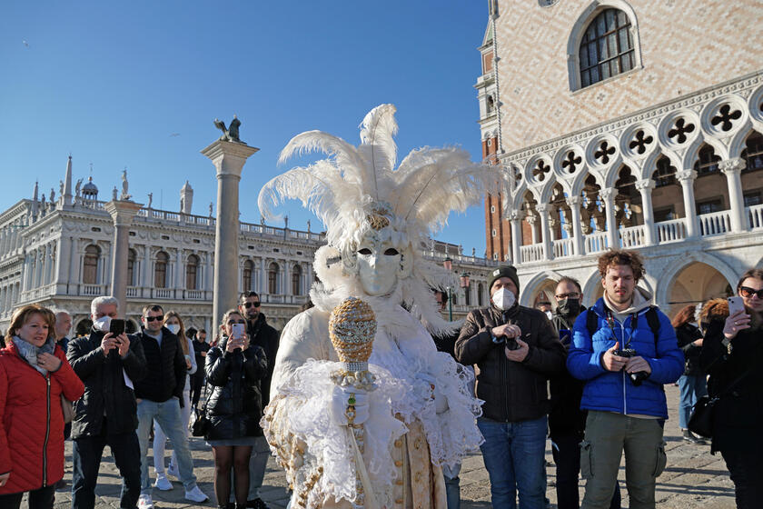 Festas em Veneza marcam início do carnaval