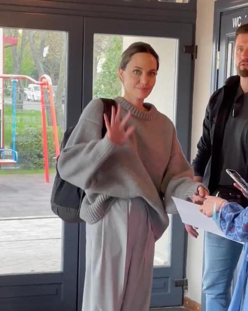 Jolie vai a Lviv para se reunir com deslocados