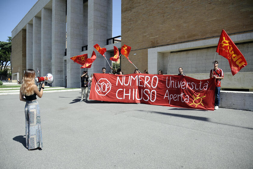 Test medicina: migliaia studenti alla Sapienza,'basta test'