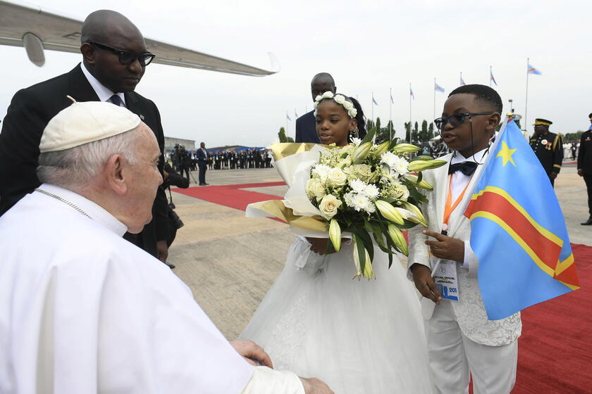 Francisco chegou ao país africano sob muita festa e foi recebido com muita alegria