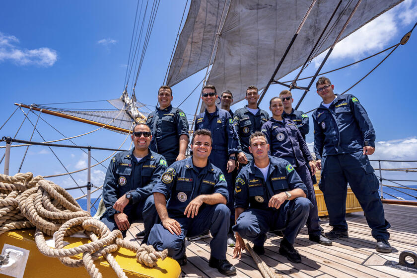 Navio-escola italiano Amerigo Vespucci navega na costa brasileira