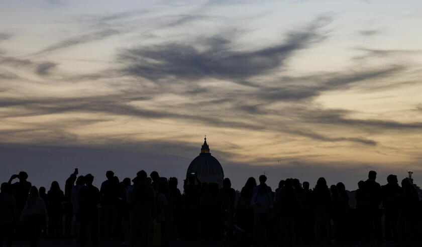 Italianos apreciam pôr do sol próximo do Vaticano