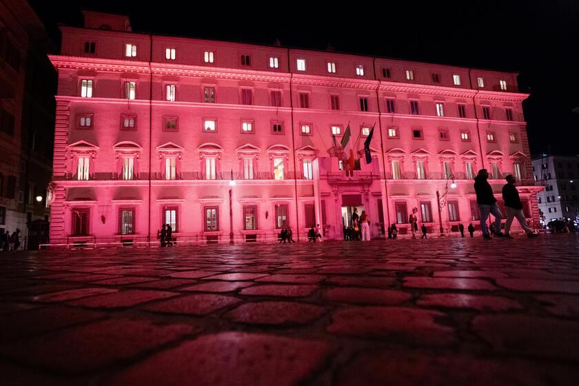 Palazzo Chigi si illumina di rosa per prevenzione tumori al seno
