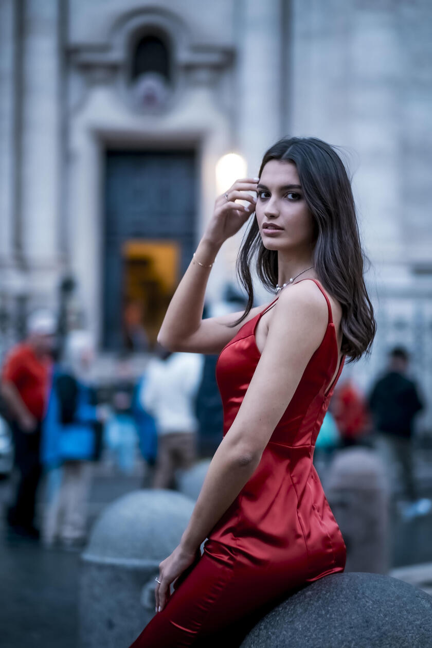 Miss Itália 2023 passeou e fez sessão de fotos na Piazza Navona