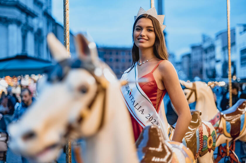 Miss Itália 2023 passeou e fez sessão de fotos na Piazza Navona