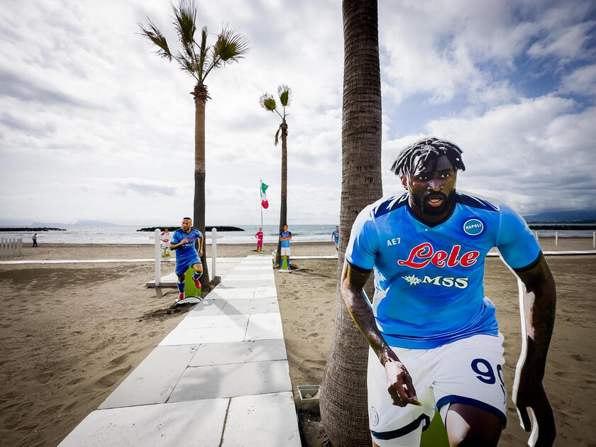 Sagome dei calciatori del Napoli in spiaggia a Bacoli