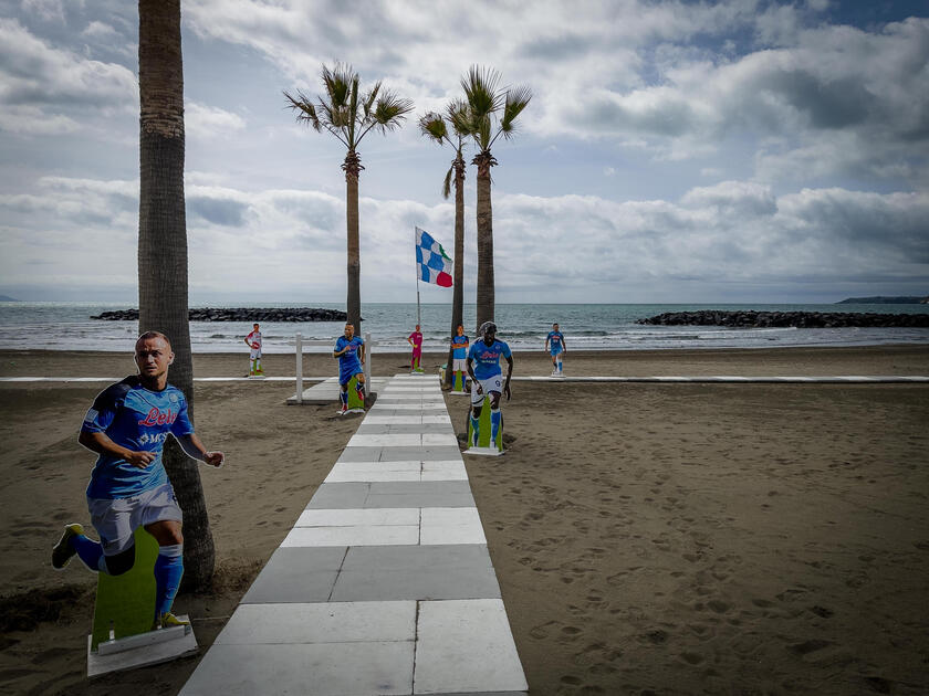 A praia fica localizada na cidade de Bacoli