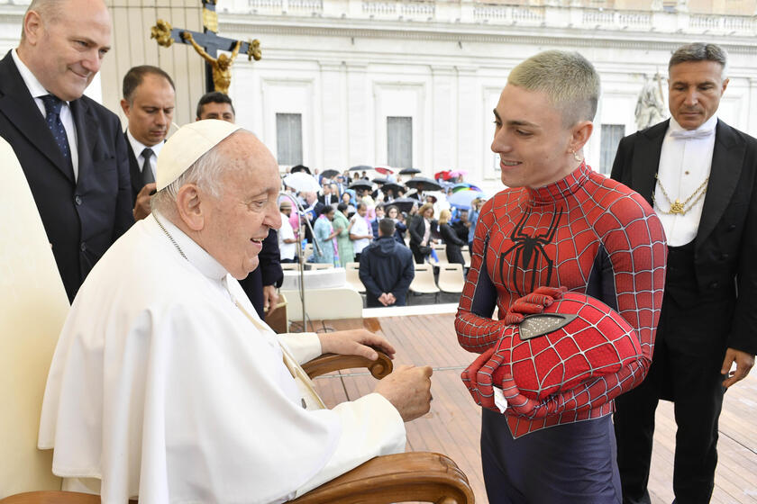 Papa se encontra com jovem vestido de Homem-Aranha