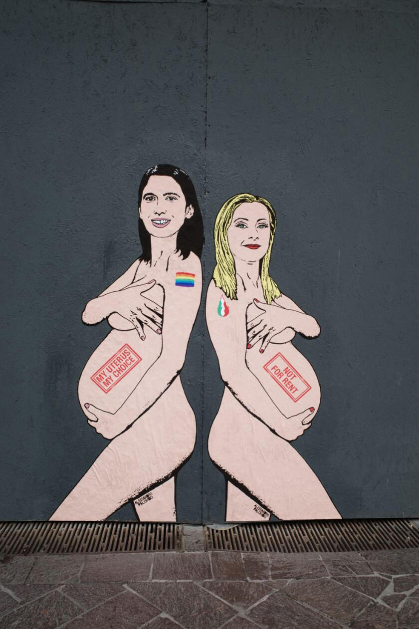 Meloni y Schlein retratadas desnudas y embarazadas sobre un mural en Milán  - Fotogalerias - Ansa.it