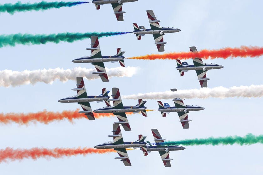 Esquadrão acrobático celebra centenário da Força Aérea Italiana