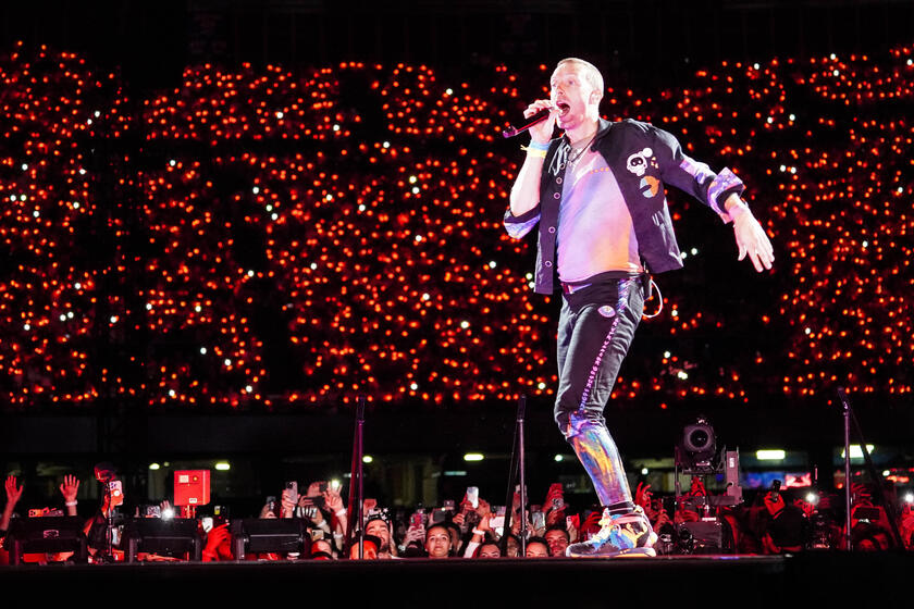 Coldplay leva público à loucura em show em Nápoles
