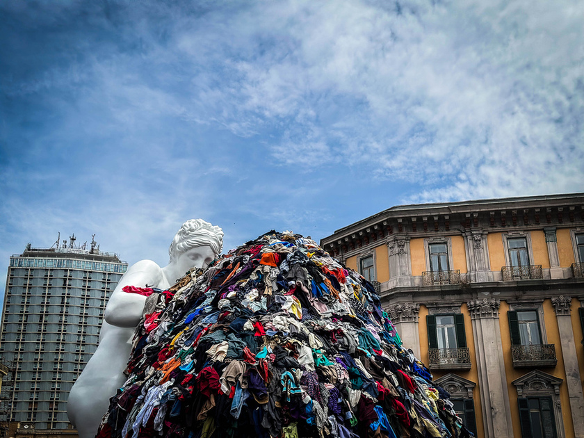 Montaggio dell’opera di Michelangelo Pistoletto La Venere degli Stracci.