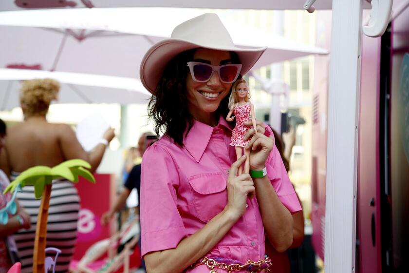 Fãs de 'Barbie' se caracterizam para estreia de filme na Itália e no mundo