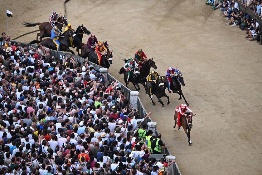 Palio de Siena reúne multidão na Itália