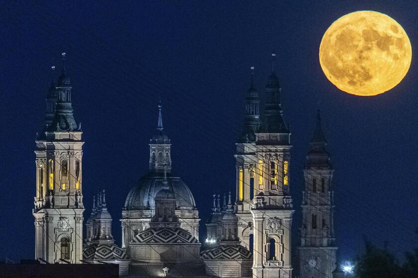 Superlua vista em Zaragoza, na Espanha