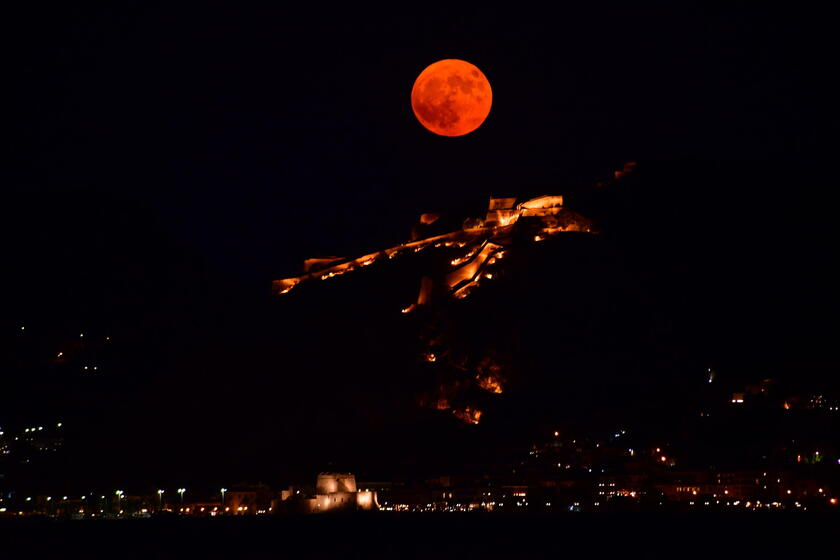 Superlua vista na Grécia