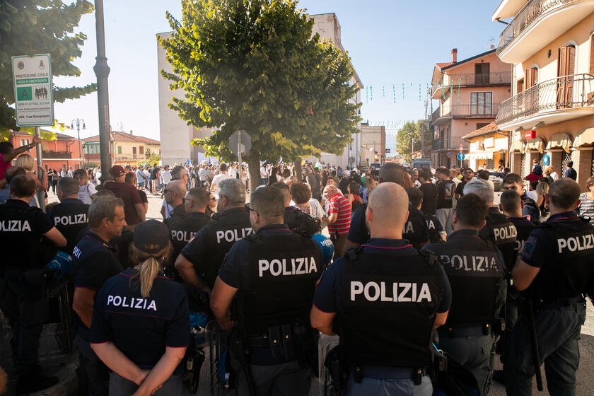 Milhares protestam em Pescina por assassinato da ursa Amarena